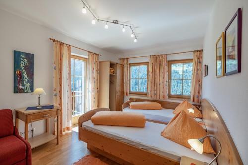 列兴Genusshof Mesner Aktiv的一间带两张床和一张沙发的卧室