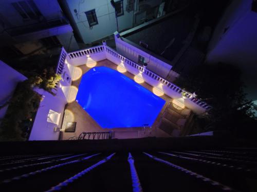 博德鲁姆The Professor's Hotel的享有游泳池的顶部景色