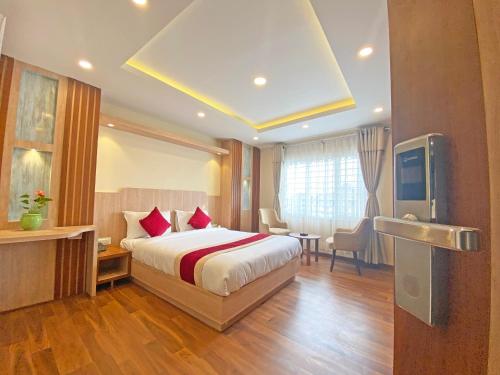 加德满都Hotel Nilakantha Pvt. Ltd的酒店客房,配有床和电视