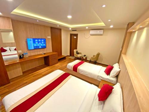加德满都Hotel Nilakantha Pvt. Ltd的酒店客房设有两张床和一台平面电视。