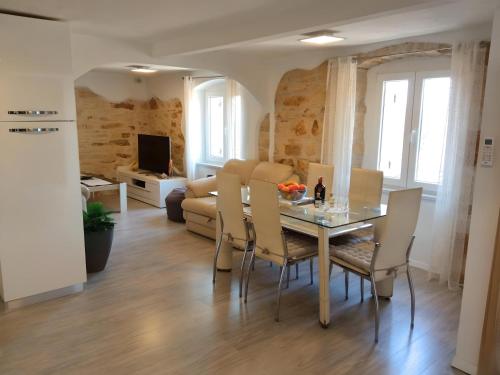 瓦布里加Apartment Valentino的用餐室以及带桌椅的起居室。
