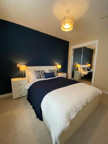 斯特罗姆内斯NEW pet friendly holiday home, sleeps 6, Stromness的一间卧室设有一张蓝色墙壁的大床