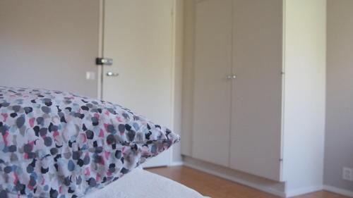 罗瓦涅米Lumi Room的卧室配有床上的枕头
