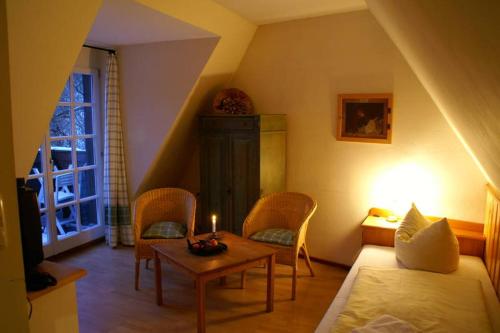 德累斯顿SPA-Resort Landlust in Dresden的卧室配有一张床和一张桌子及椅子