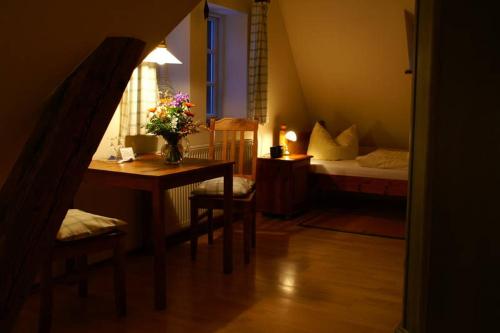 德累斯顿SPA-Resort Landlust in Dresden的带桌子的房间和一间带床的卧室