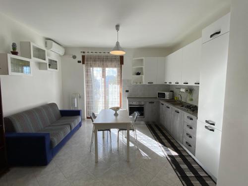 菲夏诺Casa Lia的厨房以及带沙发和桌子的客厅。