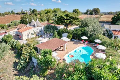 阿尔贝罗贝洛米莱拉住宿加早餐酒店的享有带游泳池的度假村的空中景致