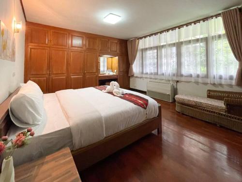 清迈Lanaro House的一间卧室配有一张大床和一张沙发