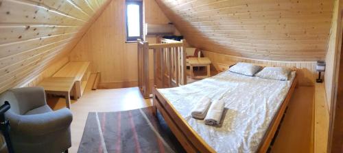 斯托尼拉斯奇Dom pod Wilczyńcem的小木屋内一间卧室,配有一张床