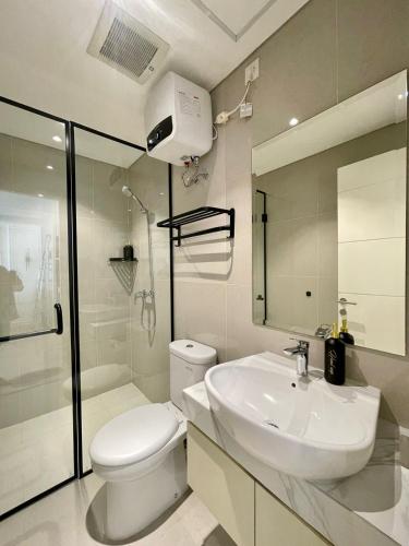 棉兰Insta-worthy staycation at 2BR luxury Apt - Podomoro Empire Tower的白色的浴室设有卫生间和水槽。