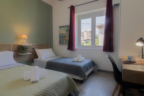 雅典Vivid Stays Petralona的酒店客房设有两张床和窗户。