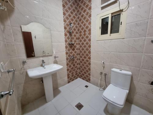 Al Qunfudhahالديار الفاخرة للشقق المخدومة的浴室配有白色卫生间和盥洗盆。