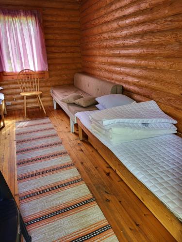 ParkanoPahkalanniemi Camping的一间卧室,卧室内配有一张床和一把椅子