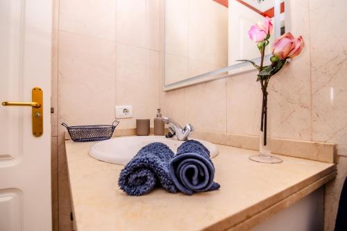 滨海帕尔姆Mambo Palm-Mar apartment的浴室水槽和柜台上的毛巾