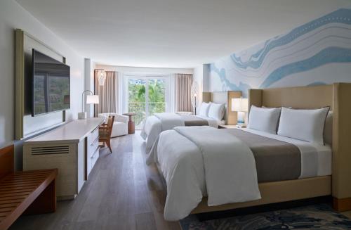 弗雷德达尔The Westin Beach Resort & Spa at Frenchman's Reef的酒店客房配有两张床和一张书桌