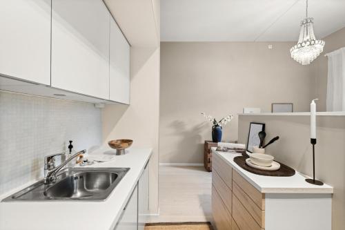 奥斯陆Unique Oslo/Vika Apartment的厨房配有白色橱柜和水槽