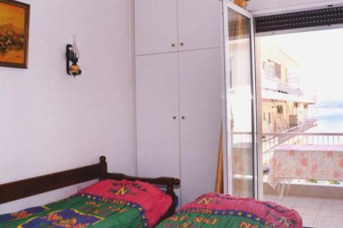 路特奇Unique & cozy seaview apartment.的一间卧室设有一张床和一个大窗户