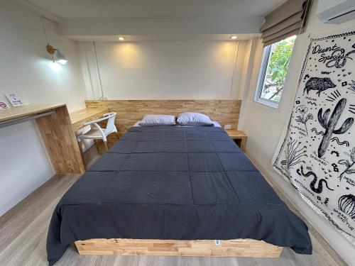 Ban Bo Sai KlangLetter Better Home的一间卧室,卧室内配有一张大床