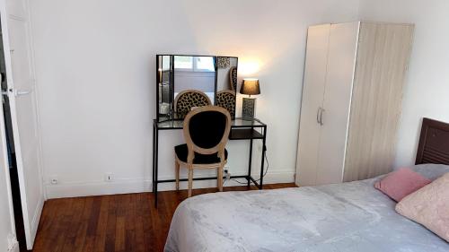 沙图La chambre de Lou的一间卧室配有椅子、一张桌子和一张床
