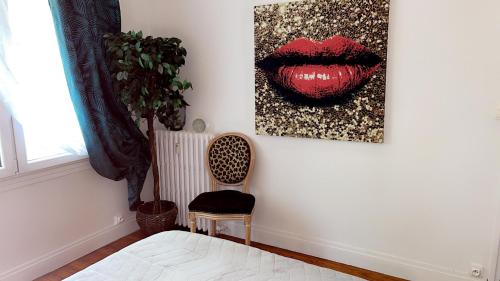 沙图La chambre de Lou的卧室的墙上挂着红唇画