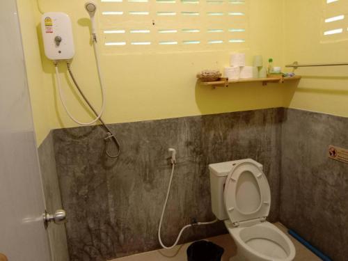 Ban Bang ChakThe Best Bungalow的一间带卫生间和淋浴的浴室。