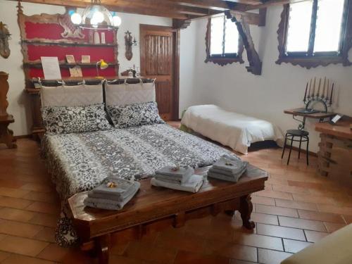 SalzanoVilla Elena的一间卧室配有一张床、一张桌子和毛巾