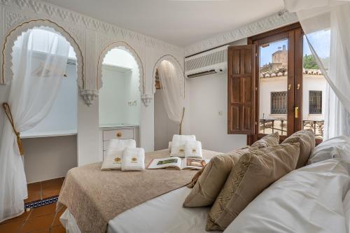 格拉纳达ADANAR-Apartamentos Muralla Zirí的一间卧室设有两张床和两个窗户。