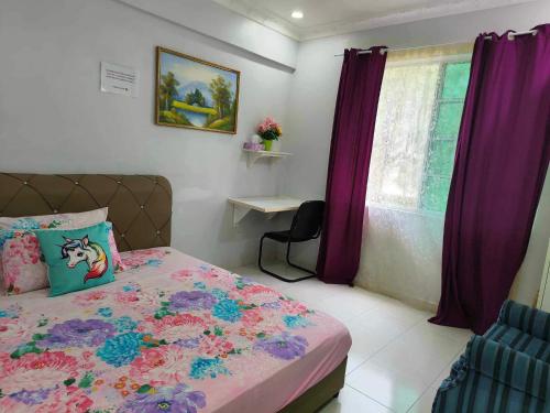 金宝Trails of Kampar Villa Homestay的一间卧室配有一张床和紫色窗帘