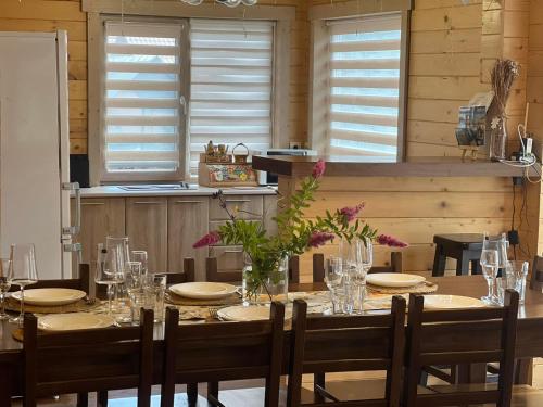 KrasnyySweet Home的一间带桌椅和窗户的用餐室