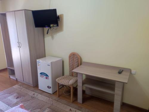 乔尔蓬阿塔Жаркое лето на Иссык-Куле的客房设有桌子和小冰箱。