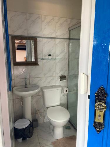 伦索伊斯Pousada Lavramor的一间带卫生间和水槽的浴室