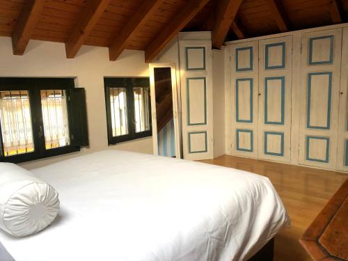 塞斯托卡伦德Sole e Meraviglia的卧室配有白色的床和窗户。
