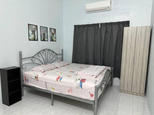 大港Guan Homestay Sungai Besar 大港民宿的卧室配有一张床