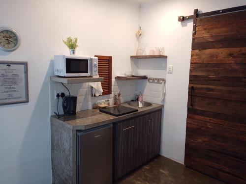 昆斯敦The Oak Tree的一间带水槽和微波炉的小厨房