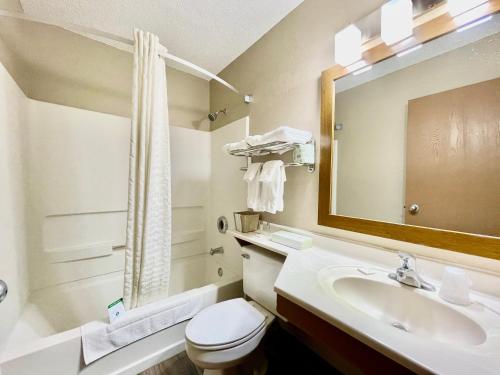 昆西The Quincy Inn & Suites的一间带水槽、卫生间和镜子的浴室