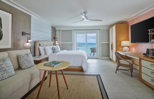 拿撒勒Morningstar Buoy Haus Beach Resort at Frenchman's Reef, Autograph Collection的酒店客房配有一张床铺和一张桌子。