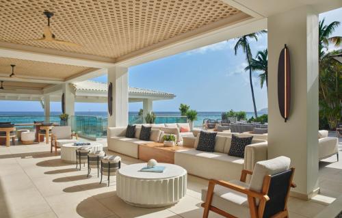 拿撒勒Morningstar Buoy Haus Beach Resort at Frenchman's Reef, Autograph Collection的一个带沙发和桌子的度假庭院,享有海景。