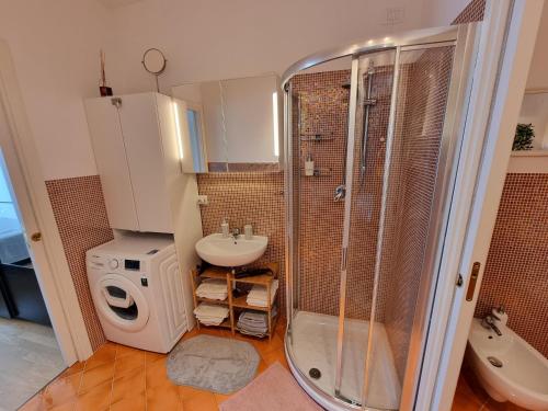 卡托利卡Anastasia's boutique apartment的带淋浴、盥洗盆和卫生间的浴室