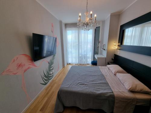 卡托利卡Anastasia's boutique apartment的一间卧室配有一张床和一台平面电视