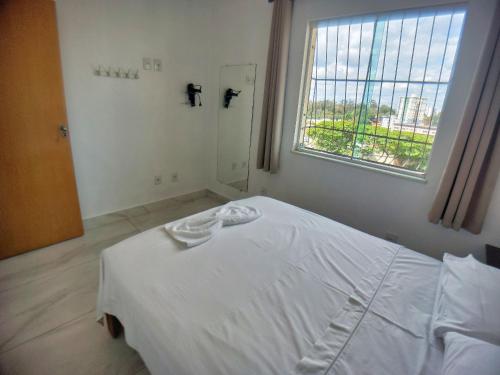 贝洛奥里藏特Casa confortável e segura na região da Pampulha的一间医院房间,配有白色的床和窗户