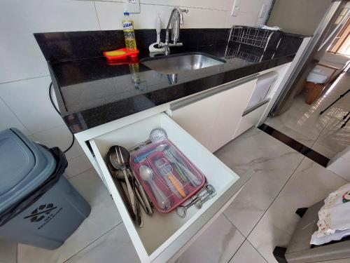 贝洛奥里藏特Casa confortável e segura na região da Pampulha的一个带水槽和台面的小厨房