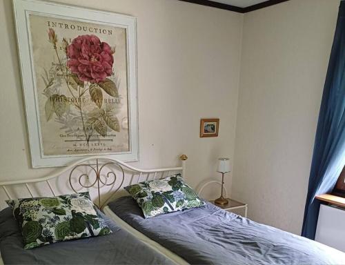 OckelboHus i lugn och naturskön miljö的卧室配有一张床,墙上挂着一幅画