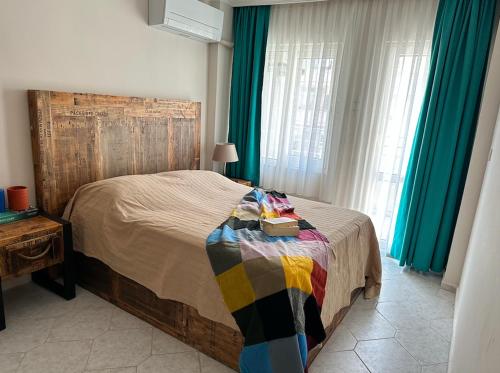 马尔马里斯Merkeze Yakın, Ev Rahatlığında的一间卧室配有一张带木制床头板的床