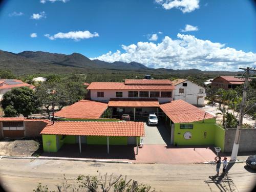 里奥迪孔塔斯Pousada Portal da Chapada的享有高山房屋的空中景致