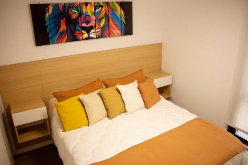 罗萨里奥9 DE JULIO Y OROÑO ROSARIO的一间卧室配有黄色和白色枕头的床