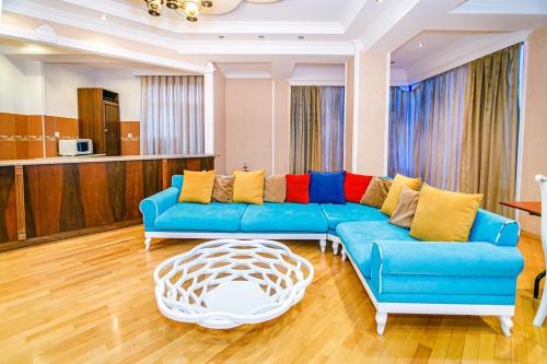 巴库Deluxe Apartment 142/43的客厅配有蓝色的沙发和茶几