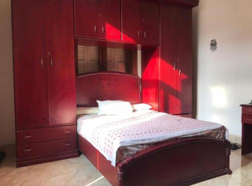 开罗مصر الجديدة - ميدان اسماعيلية - comfortable private room with balcony - Masr el gedida的红色的床,红色床头板在房间内