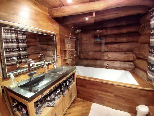 特恩顿Buckey Lodge, à 2 minutes des cascades de Tendon的带浴缸、水槽和浴缸的浴室