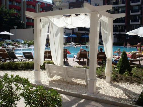 阳光海滩Admiral Plaza的游泳池前的白色凉亭