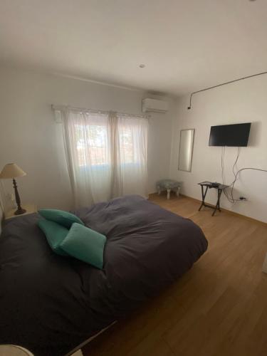 BarraqueroPuerta 460的一间卧室配有一张大床和一台平面电视